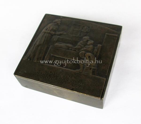 Dobozka Beck �. F�l�p: Gyulai P�l 80 �ves 1906-os plakettj�nek felhaszn�l�s�val